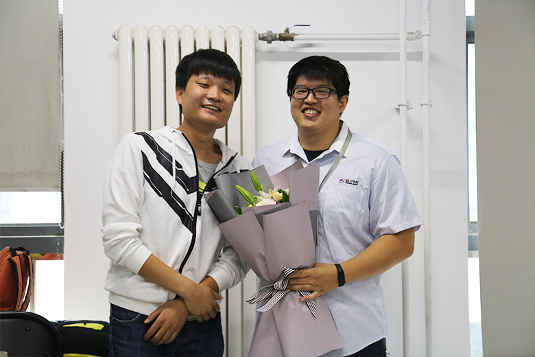 學員代表為小郭老師送花