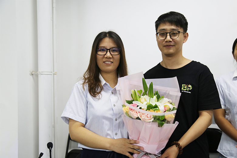 學員代表為王菲老師送花